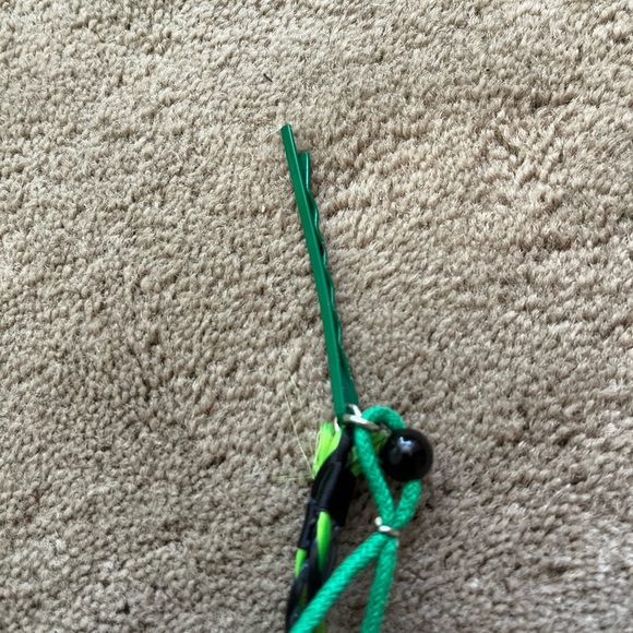 Green hair attachments with feathers, set of two - Picture 2 of 4